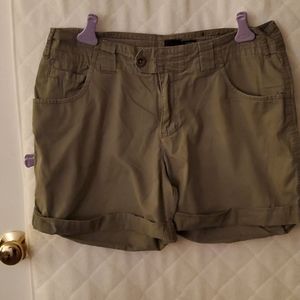 Shorts olive color